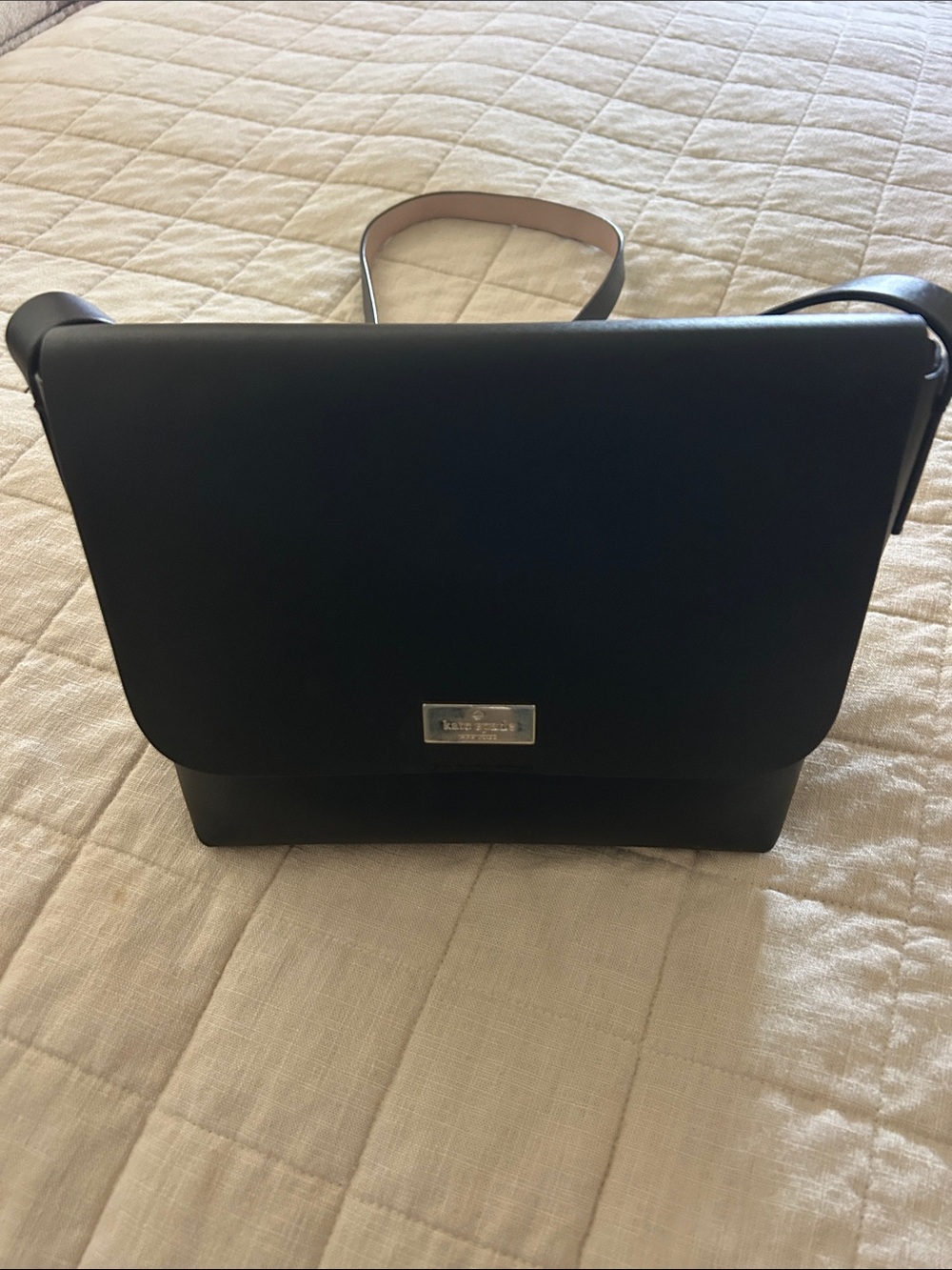 Women’s black Kate Spade crossbody with magnetic clasp